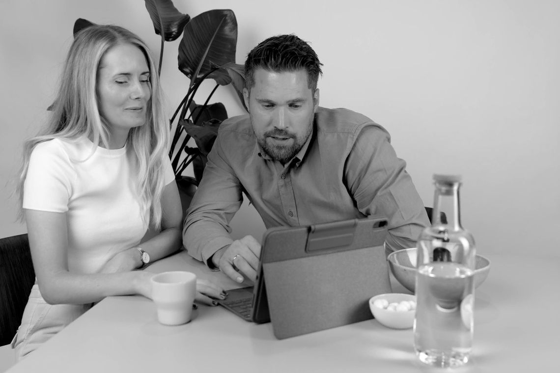 Jonas og Kristine Evensen ser på laptop sammen